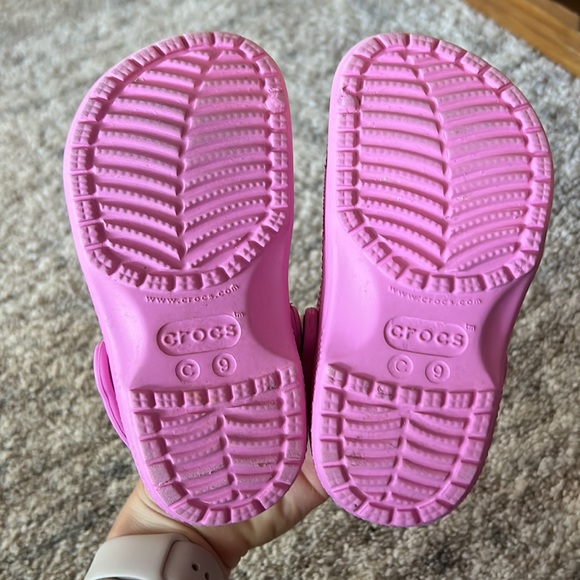 RAINBOW BUTTERFLY HEART- CROCS KIDS size 9💕😻 - Picture 2 of 4